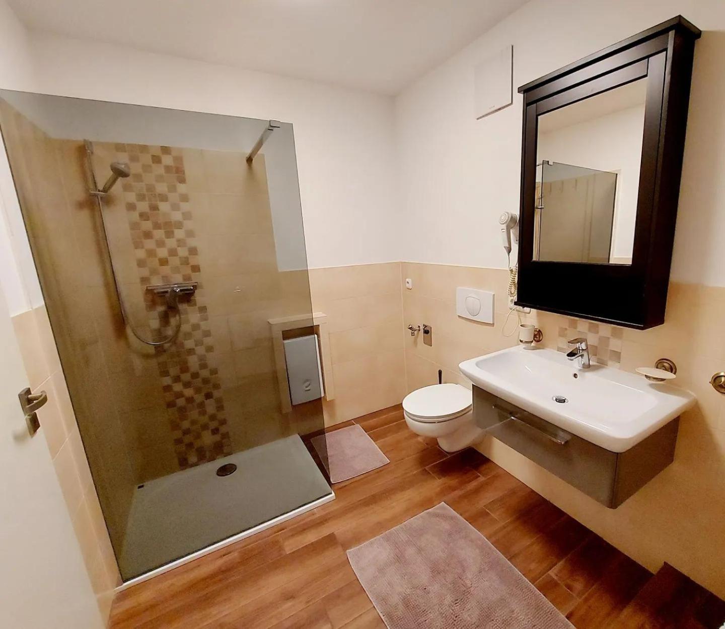 גרייפסוואלד Hochwertige Ferienwohnung Direkt Am Wasser Mit Balkon מראה חיצוני תמונה
